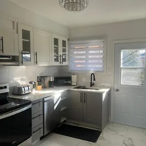 Fully Renovated With Free Parking Appartement